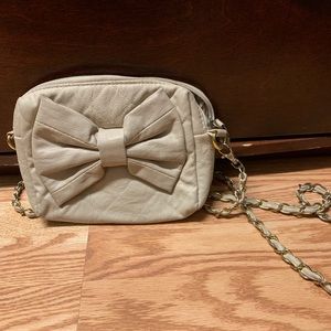 Cute beige bongo bow purse.